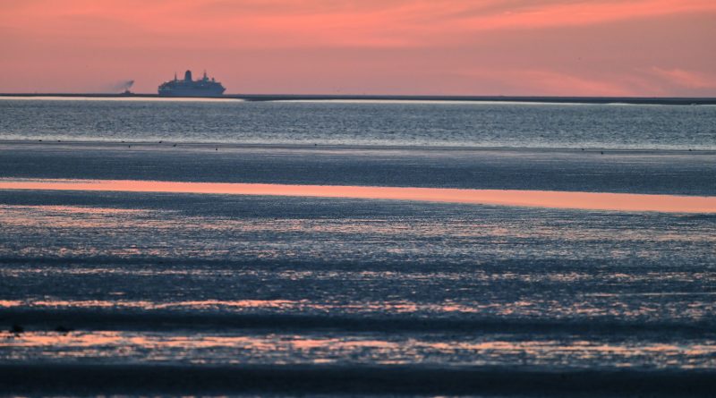 MS Deutschland verlässt die Elbe